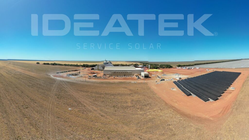 Visão aérea de um sistema de energia solar off-grid.